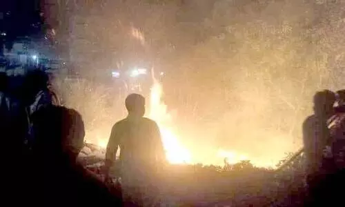 മെ​ഡി​ക്ക​ൽ കോ​ള​ജ് സൂ​പ്പ​ർ സ്​​പെ​ഷാ​ലി​റ്റി ബ്ലോ​ക്കി​ന്​ മു​ന്നി​ൽ ച​പ്പു​ച​വ​റി​ന്​ തീ​പി​ടി​ച്ച​പ്പോ​ൾ