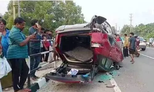 ക​ഴി​ഞ്ഞ​ദി​വ​സം അ​ഞ്ച​ൽ ബൈ​പാ​സി​ലു​ണ്ടാ​യ അ​പ​ക​ട​ത്തി​ൽ ത​ല​കീ​ഴാ​യി മ​റി​ഞ്ഞ കാ​ർ