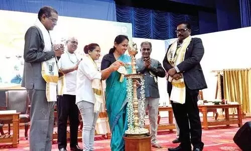 വ​നി​ത കാ​ർ​ഷി​ക സം​രം​ഭ​ക മേ​ഖ​ല സ​മ്മേ​ള​നം കേ​ന്ദ്ര കൃ​ഷി  സ​ഹ​മ​ന്ത്രി ശോ​ഭ ക​ര​ന്ത​ല​ജെ ഉ​ദ്ഘാ​ട​നം ചെ​യ്യു​ന്നു