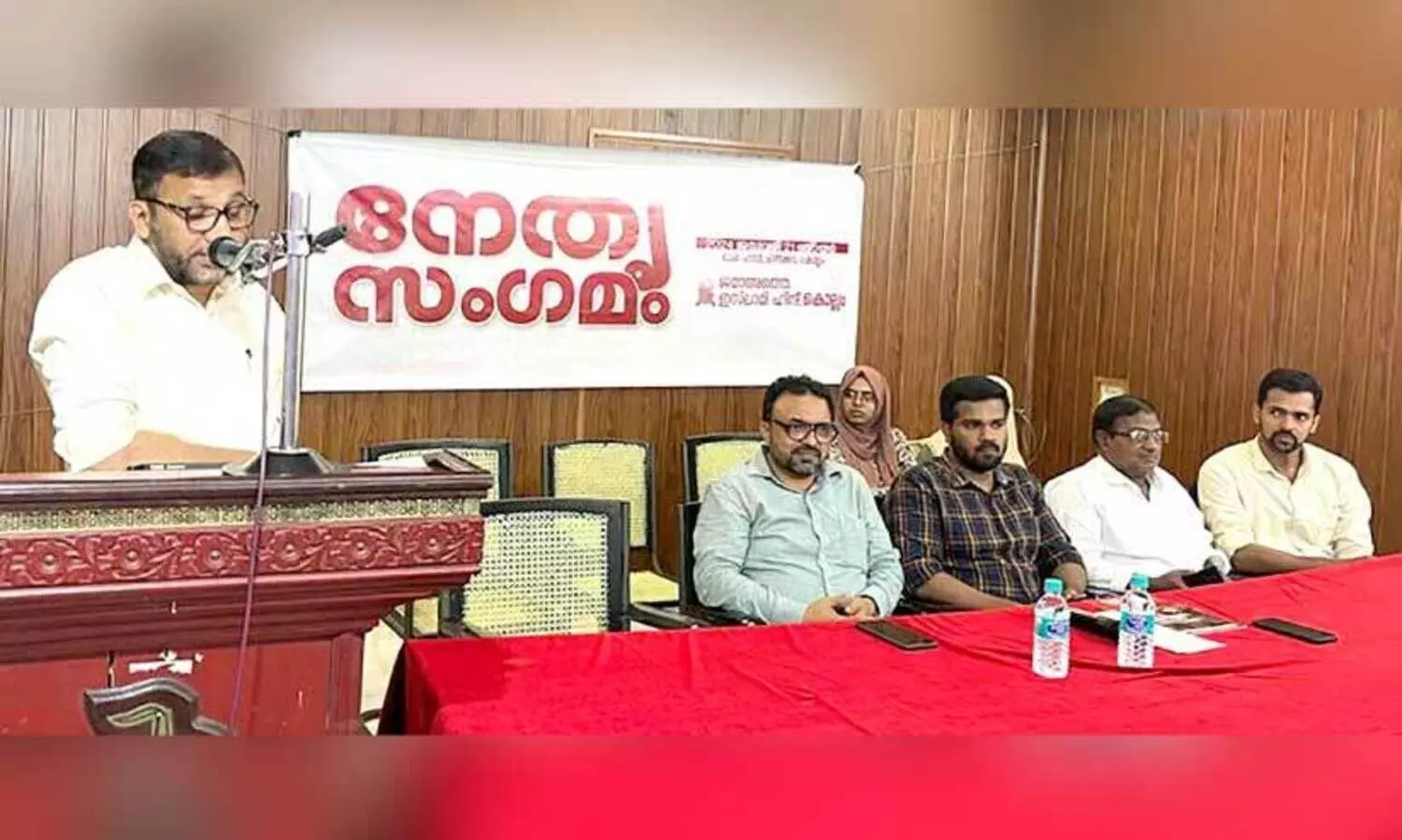 ജ​മാ​അ​ത്തെ ഇ​സ്​​ലാ​മി ജി​ല്ല​ത​ല നേ​തൃ​സം​ഗ​മം സം​സ്ഥാ​ന അ​മീ​ർ പി. ​മു​ജീ​ബ് റ​ഹ്‌​മാ​ൻ ഉ​ദ്​​ഘാ​ട​നം ചെ​യ്യു​ന്നു