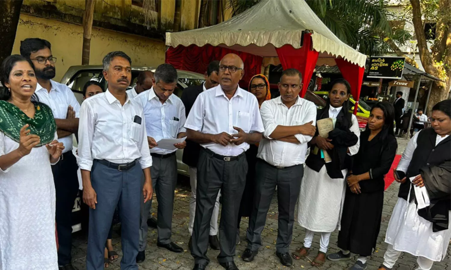 പ്രാണപ്രതിഷ്ഠ: ഭരണഘടനയുടെ ആമുഖം വായിച്ച് അഭിഭാഷകരുടെ പ്രതിഷേധം