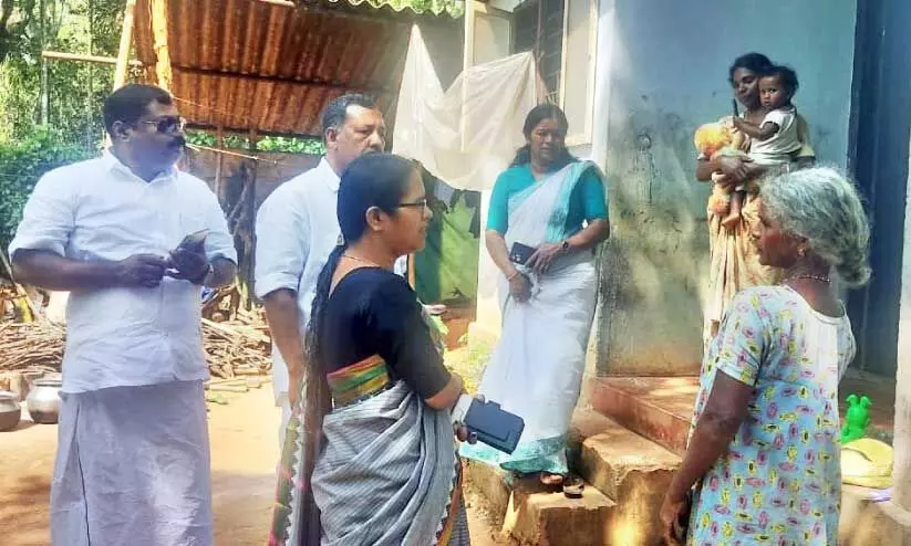 മു​ൻ​മ​ന്ത്രി പി.​കെ. ജ​യ​ല​ക്ഷ്മി വി​ശ്വ​നാ​ഥ​ന്റെ കു​ടും​ബാം​ഗ​ങ്ങ​ളെ സ​ന്ദ​ർ​ശി​ച്ച​പ്പോ​ൾ