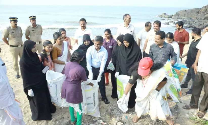 ചെ​മ്പി​രി​ക്ക ക​ട​പ്പു​റ​ത്ത് ക​ല​ക്ട​ർ കെ. ​ഇ​മ്പ​ശേ​ഖ​ർ ഉ​ദ്ഘാ​ട​നം ചെ​യ്യു​ന്നു