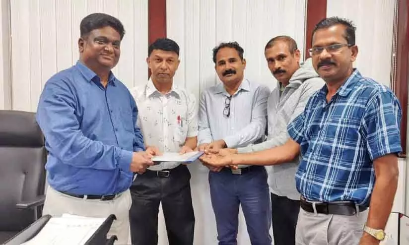 ഇന്ത്യൻ സ്കൂൾ ബോർഡ് ചെയർമാന് രക്ഷിതാക്കൾ നിവേദനം നൽകി ഇന്ത്യൻ സ്കൂൾ ബോർഡ് ചെയർമാന് രക്ഷിതാക്കൾ നിവേദനം നൽകി