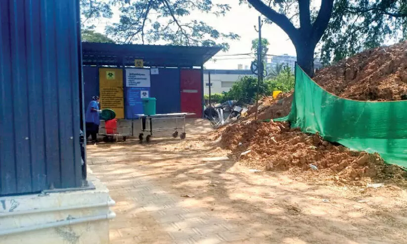 മാ​ലി​ന്യ സം​സ്ക​ര​ണത്തി​ൽ വീ​ർ​പ്പു​മു​ട്ടി പാലക്കാട് ജി​ല്ല ആ​ശു​പ​ത്രി