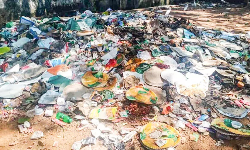 ശബരിമല ഇടത്താവളം പരിസരവാസികള്ക്ക് ദുരിതമായി ശബരിമല ഇടത്താവളം പരിസരവാസികള്ക്ക് ദുരിതമായി