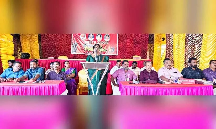 ഓൾ കേരള സ്കൂൾ ടീച്ചേഴ്സ് യൂനിയൻ (എ.കെ.എസ്.ടി.യു) ജില്ല സമ്മേളനം വെളിയത്ത് മന്ത്രി ജെ. ചിഞ്ചുറാണി ഉദ്ഘാടനം ചെയ്യുന്നു ഓൾ കേരള സ്കൂൾ ടീച്ചേഴ്സ് യൂനിയൻ (എ.കെ.എസ്.ടി.യു) ജില്ല സമ്മേളനം വെളിയത്ത് മന്ത്രി ജെ. ചിഞ്ചുറാണി ഉദ്ഘാടനം ചെയ്യുന്നു