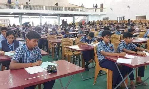 എറണാകുളം ടോക്-എച്ച് പബ്ലിക് സ്കൂളിൽ മലർവാടി - ടീൻ ഇന്ത്യ കൂട്ടായ്മകളുമായി  സഹകരിച്ച് മീഡിയവൺ സംഘടിപ്പിച്ച ലിറ്റിൽ സ്കോളർ വിജ്ഞാനോത്സവത്തിന്റെ  പ്രാഥമിക പരീക്ഷ എഴുതുന്നവർ