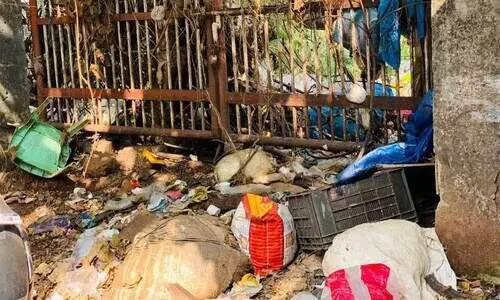 കു​മ്പ​ള സ്കൂ​ൾ റോ​ഡി​ൽ വ​ലി​ച്ചെ​റി​ഞ്ഞ മാ​ലി​ന്യം