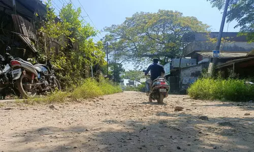 റോഡ് നന്നാക്കാൻ ഇനി ആർക്കാണ് പരാതി കൊടുക്കേണ്ടത്; തകർന്നുതരിപ്പണമായി പഴയ എം.സി റോഡ് റോഡ് നന്നാക്കാൻ ഇനി ആർക്കാണ് പരാതി കൊടുക്കേണ്ടത്; തകർന്നുതരിപ്പണമായി പഴയ എം.സി റോഡ്