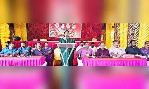 ഓ​ൾ കേ​ര​ള സ്​​കൂ​ൾ ടീ​ച്ചേ​ഴ്സ്​ യൂ​നി​യ​ൻ (എ.​കെ.​എ​സ്.​ടി.​യു) ജി​ല്ല സ​മ്മേ​ള​നം വെ​ളി​യ​ത്ത് മ​ന്ത്രി ജെ. ​ചി​ഞ്ചു​റാ​ണി  ഉ​ദ്ഘാ​ട​നം ചെ​യ്യു​ന്നു