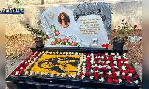 അ​ഖി​ല​യു​ടെ ക​ല്ല​റ​യി​ൽ ക്യു.​ആ​ർ കോ​ഡ്​ പ​തി​ച്ച്​ അ​ല​ങ്ക​രി​ച്ച​പ്പോ​ൾ