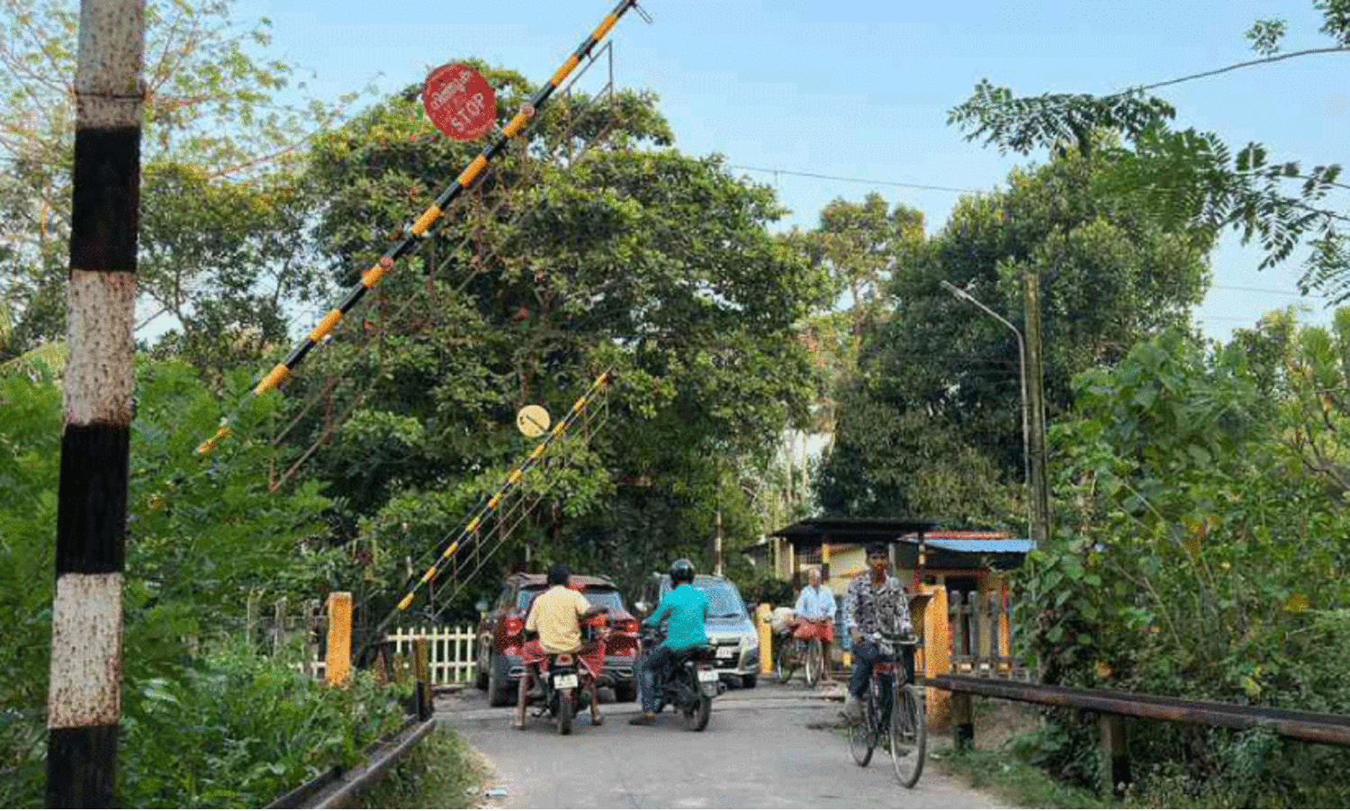 ഗതാഗത തടസ്സമായി റെയിൽവേ ഗേറ്റ്;  ‘ബസുകൾ കുനിഞ്ഞ്​ പോകണം’