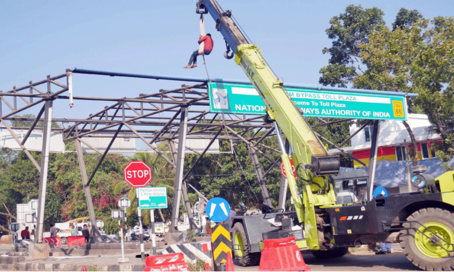 ബൈപാസിലെ ടോൾ പ്ലാസ പൊളിച്ച് നീക്കുന്നു