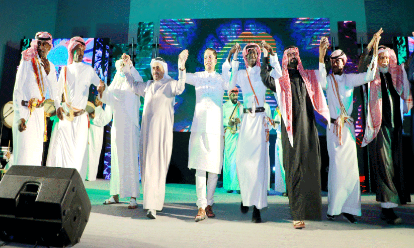 ഇ​ന്ത്യ​ൻ കോ​ൺ​സു​ൽ ജ​ന​റ​ൽ മു​ഹ​മ്മ​ദ് ഷാ​ഹി​ദ് ആ​ലം സൗ​ദി ക​ലാ​കാ​ര​ന്മാ​രോ​ടൊ​പ്പം നൃ​ത്തം ചെ​യ്യു​ന്നു