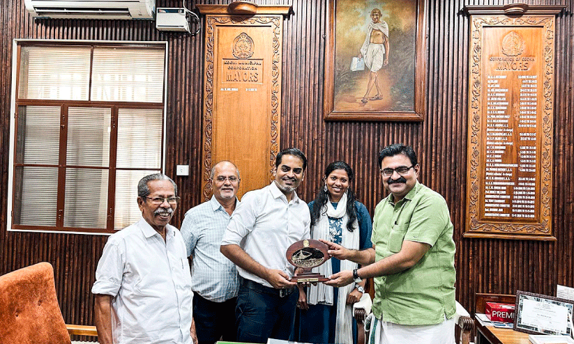 കൊച്ചി മേയറും കൊച്ചിക്കാരനായ ജർമൻ മേയറും കണ്ടുമുട്ടിയപ്പോൾ കൊച്ചി മേയറും കൊച്ചിക്കാരനായ ജർമൻ മേയറും കണ്ടുമുട്ടിയപ്പോൾ