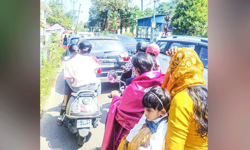 അനധികൃത പാർക്കിങ്; കുട്ടമശ്ശേരി മേഖലയിൽ ഗതാഗതക്കുരുക്ക് രൂക്ഷം അനധികൃത പാർക്കിങ്; കുട്ടമശ്ശേരി മേഖലയിൽ ഗതാഗതക്കുരുക്ക് രൂക്ഷം