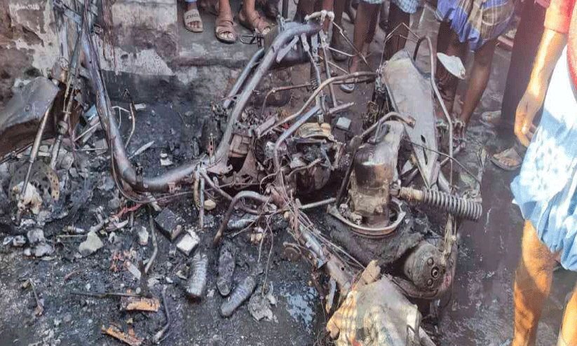 അനധികൃത മണ്ണെണ്ണ വിൽപന കേന്ദ്രത്തിൽ തീപിടിത്തം; രണ്ടുപേർക്ക് പൊള്ളലേറ്റു അനധികൃത മണ്ണെണ്ണ വിൽപന കേന്ദ്രത്തിൽ തീപിടിത്തം; രണ്ടുപേർക്ക് പൊള്ളലേറ്റു