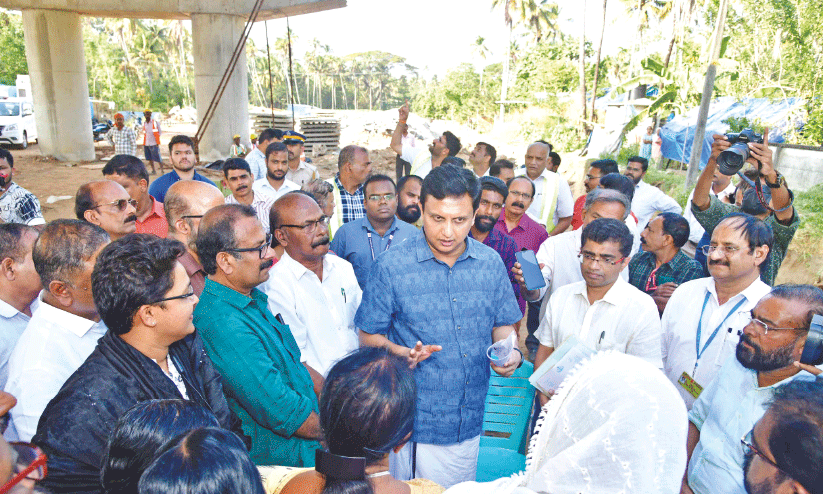 ദേ​ശീ​യ​പാ​ത വി​ക​സ​ന പ്ര​വൃ​ത്തി വി​ല​യി​രു​ത്താ​ൻ ത​ളി​ക്കു​ള​ത്തെ​ത്തി​യ മ​ന്ത്രി മു​ഹ​മ്മ​ദ് റി​യാ​സ്. സി.​സി. മു​കു​ന്ദ​ൻ എം.​എ​ൽ.​എ സ​മീ​പം