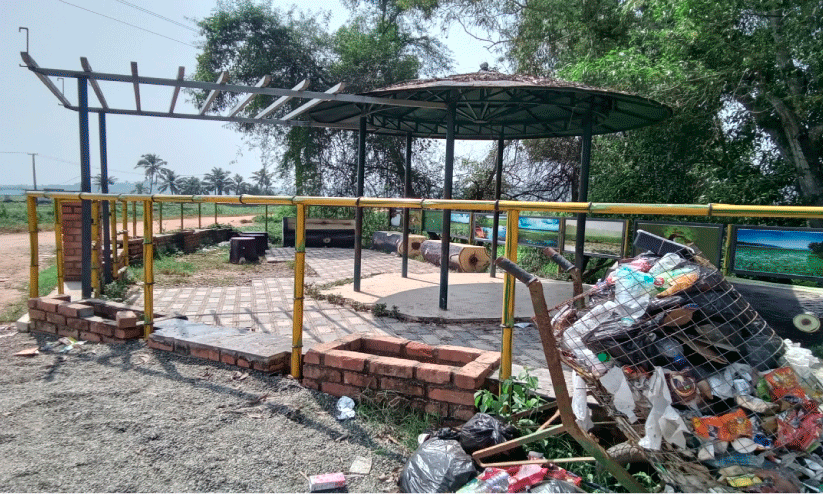 ടൂറിസം സ്പോട്ടില് ‘ഇടംനേടി’ മാലിന്യം; കൊറ്റില്ലം സംരക്ഷിക്കാന് നടപടികളില്ല ടൂറിസം സ്പോട്ടില് ‘ഇടംനേടി’ മാലിന്യം; കൊറ്റില്ലം സംരക്ഷിക്കാന് നടപടികളില്ല