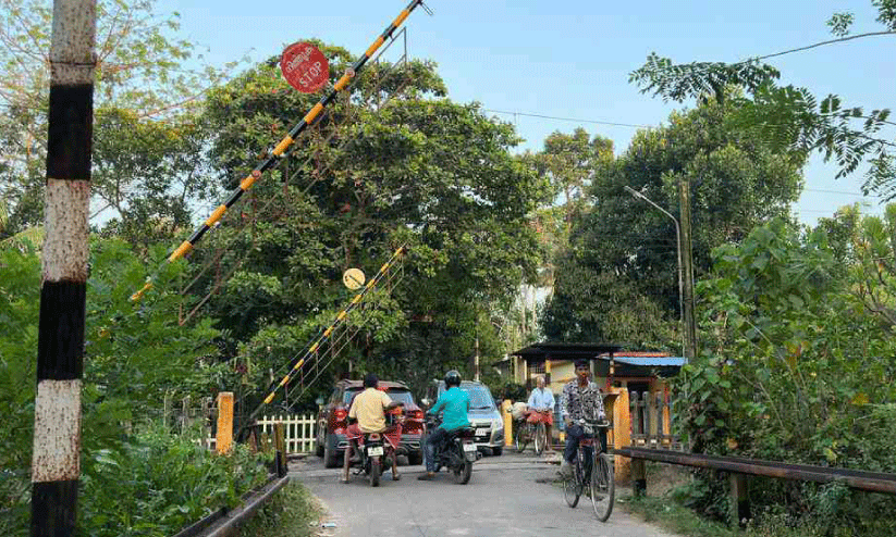ഗതാഗത തടസ്സമായി റെയിൽവേ ഗേറ്റ്;  ‘ബസുകൾ കുനിഞ്ഞ്​ പോകണം’