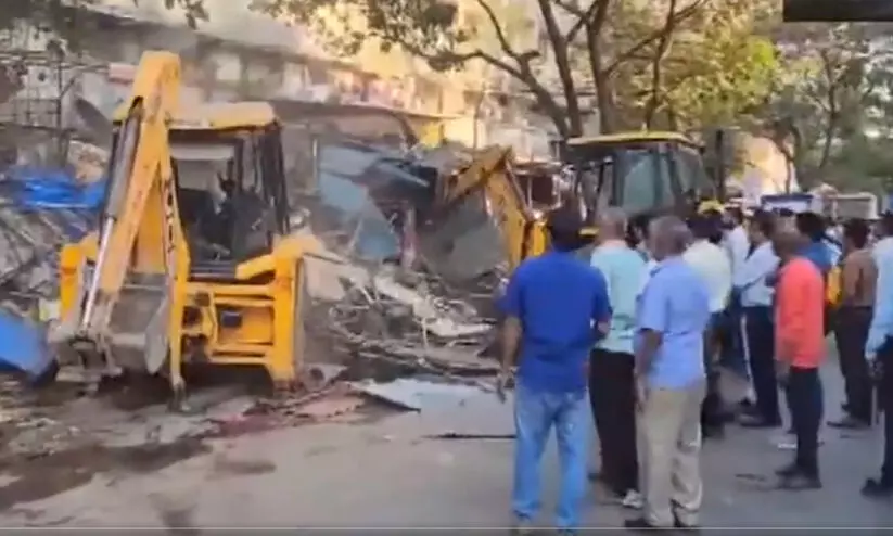 മുംബൈയിലും ബുൾഡോസർരാജ്: വീടുകളും കടകളും തകർത്തു -VIDEO