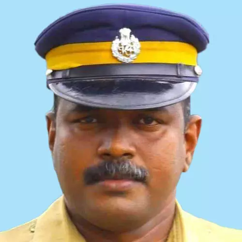 ലോ​റി​യും ബൈ​ക്കും കൂ​ട്ടി​യി​ടി​ച്ച് പൊ​ലീ​സ്​ ഉ​ദ്യോ​ഗ​സ്ഥ​ൻ മ​രി​ച്ചു