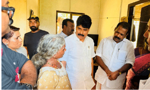 വി​ശ്വ​നാ​ഥ​ന്റെ കു​ടും​ബ​ത്തെ എം.​എ​ൽ.​എ​മാ​രാ​യ ഐ.​സി. ബാ​ല​കൃ​ഷ്ണ​ൻ, ടി. ​സി​ദ്ദീ​ഖ് എ​ന്നി​വ​ർ സ​ന്ദ​ർ​ശി​ച്ച​പ്പോ​ൾ