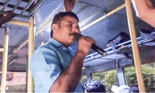 വാ​ഹ​ന​മോ​ടി​ച്ചും യാ​ത്ര​ക്കാ​ർ​ക്കാ​യി പാ​ട്ടുപാ​ടി​യും ന​ജി​മു​ദ്ദീ​ൻ