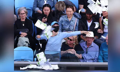 ‘ഫ്രീ ഫലസ്തീൻ’ ലഘുലേഖകൾ വിതറി പ്രതിഷേധം; ആസ്ട്രേലിയൻ ഓപണിനിടെ നാടകീയ രംഗങ്ങൾ