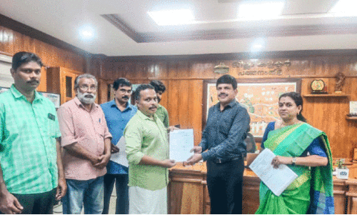 പു​തു​ക്കി​യ വോ​ട്ട​ര്‍പ​ട്ടി​ക ആ​റ​ന്മു​ള മ​ണ്ഡ​ല​ത്തി​ലെ ബി.​എ​ല്‍.ഒ.ക്ക്​ ന​ല്‍കി ജി​ല്ല ക​ല​ക്ട​ര്‍ എ. ​ഷി​ബു പ്ര​കാ​ശ​നം ചെ​യു​ന്നു