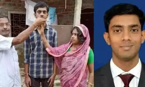 സൈക്കിളിൽ ഗ്രാമങ്ങൾ തോറും വസ്ത്രങ്ങൾ വിറ്റ് മകനെ പഠിപ്പിച്ചു; അച്ഛന് അഭിമാനിക്കാവുന്ന നേട്ടം പ്രതിഫലമായി നൽകി മകൻ