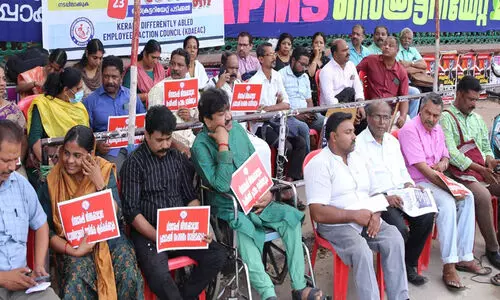 സെക്രട്ടറിയേറ്റ് പടിക്കൽ ഭിന്നശേഷി ജീവനക്കാരുടെ ശ്രദ്ധ ക്ഷണിക്കൽ ധർണ നടത്തി