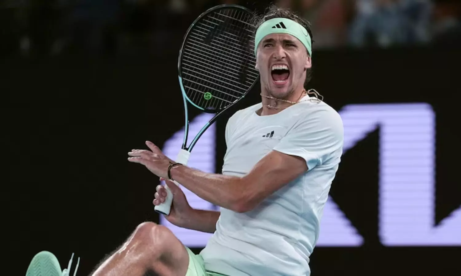 ആ​സ്ട്രേ​ലി​യ​ൻ ഓ​പ​ൺ: അ​ൽ​കാ​ര​സി​നെ വീ​ഴ്ത്തി അ​ല​ക്സാ​ണ്ട​ർ സ്വ​രേ​വ് സെ​മി​യി​ൽ