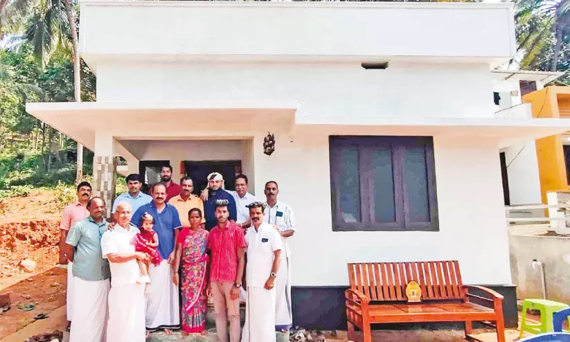 പു​തി​യ വീ​ട്ടി​ൽ ജ​യ​സൂ​ര്യ​യും അ​മ്മ​യും  ജീ​വ​കാ​രു​ണ്യ പ്ര​വ​ർ​ത്ത​ക​ൻ നാ​സ​ർ മാ​നു​വി​നും മ​റ്റു അ​തി​ഥി​ക​ൾ​ക്കു​മൊ​പ്പം