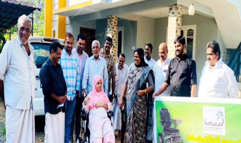 അ​ൽ​ഖോ​ബാ​ർ കെ.​എം.​സി.​സി വീ​ൽ​ചെ​യ​ർ കൈ​മാ​റി