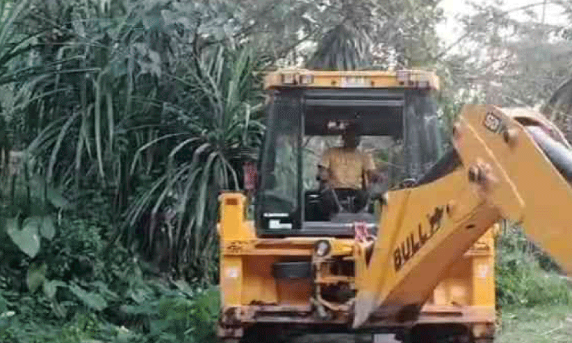 പഞ്ചായത്ത് റോഡ് എക്സ്കവേറ്റർ ഉപയോഗിച്ച് കിളച്ചുമറിച്ചു പഞ്ചായത്ത് റോഡ് എക്സ്കവേറ്റർ ഉപയോഗിച്ച് കിളച്ചുമറിച്ചു