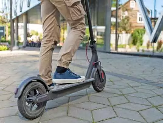 ഇ-​സ്കൂ​ട്ട​റു​ക​ൾ ഉ​പ​യോ​ഗി​ക്കു​ന്ന​വ​രു​ടെ എ​ണ്ണം വ​ർ​ധി​ച്ചു; ആ​ശ​ങ്ക​യും