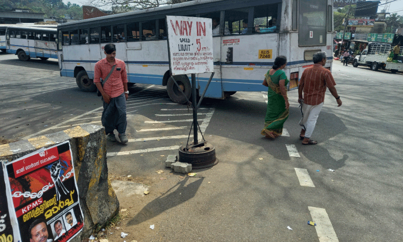 അശാസ്ത്രീയ നിർമാണം;  പുനലൂർ ബസ് ഡിപ്പോക്ക് മുന്നിൽ അപകടം ​െപരുകുന്നു​