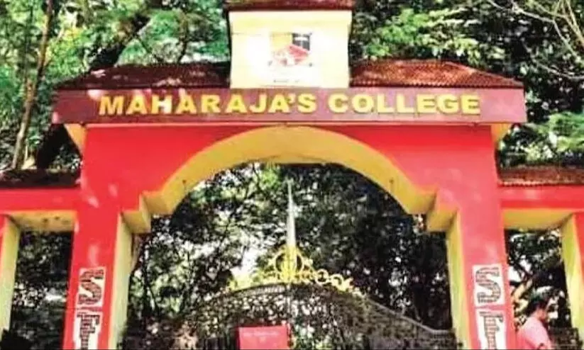 മഹാരാജാസിൽ എസ്.എഫ്.ഐ സമരത്തിൽ, ക്ലാസുകള് വീണ്ടും തുടങ്ങി മഹാരാജാസിൽ എസ്.എഫ്.ഐ സമരത്തിൽ, ക്ലാസുകള് വീണ്ടും തുടങ്ങി