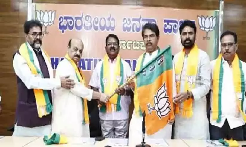 നിയമസഭ തെരഞ്ഞെടുപ്പിൽ സീറ്റ് കിട്ടിയില്ല; കർണാടകയിൽ കോൺഗ്രസ് നേതാവ് ബി.ജെ.പിയിൽ ചേർന്നു നിയമസഭ തെരഞ്ഞെടുപ്പിൽ സീറ്റ് കിട്ടിയില്ല; കർണാടകയിൽ കോൺഗ്രസ് നേതാവ് ബി.ജെ.പിയിൽ ചേർന്നു