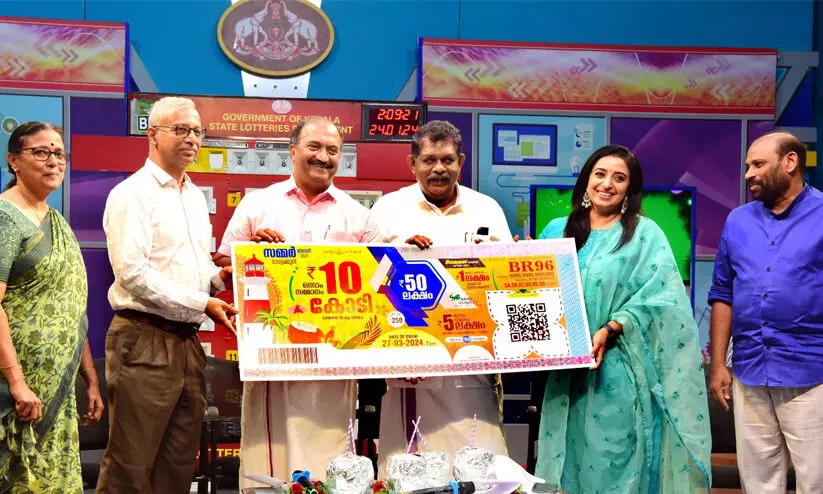 ലോട്ടറി വരുമാനം പൊതുജന ക്ഷേമത്തിനാണ് ഉപയോഗിക്കുന്നതെന്ന് കെ.എന് ബാലഗോപാല് ലോട്ടറി വരുമാനം പൊതുജന ക്ഷേമത്തിനാണ് ഉപയോഗിക്കുന്നതെന്ന് കെ.എന് ബാലഗോപാല്