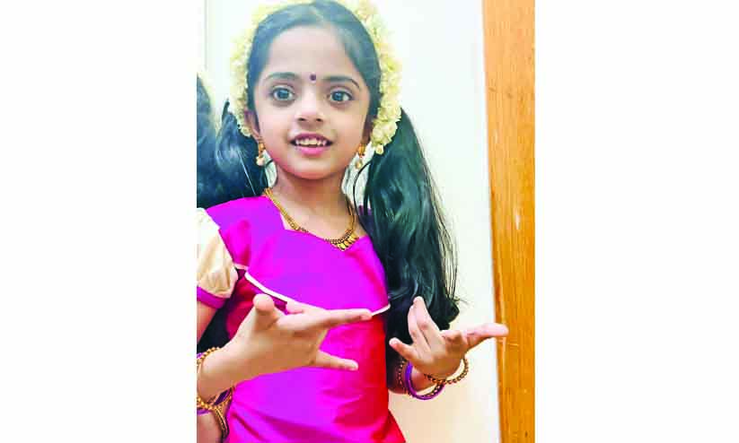 മ​റു​നാ​ട്ടി​ലെ മ​ല​യാ​ളി​വേ​ദി​ക​ളി​ൽ    സ​ക​ല​ക​ലാ​പ്ര​തി​ഭ​യാ​യി അ​ക്ഷി​ത