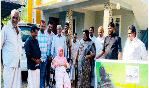 അ​ൽ​ഖോ​ബാ​ർ കെ.​എം.​സി.​സി വീ​ൽ​ചെ​യ​ർ കൈ​മാ​റി