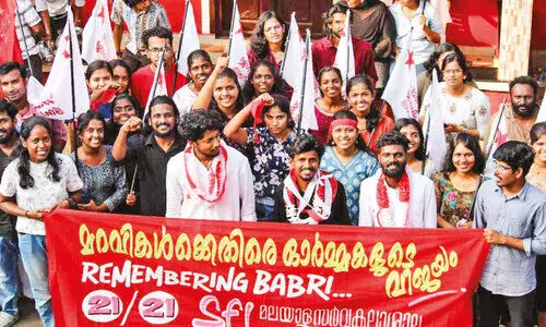 മ​ല​യാ​ള സ​ർ​വ​ക​ലാ​ശാ​ല തെ​ര​ഞ്ഞെ​ടു​പ്പി​ൽ വി​ജ​യി​ച്ച എ​സ്.​എ​ഫ്.​ഐ സ്ഥാ​നാ​ർ​ഥി​ക​ളു​മാ​യി ന​ട​ന്ന പ്ര​ക​ട​നം