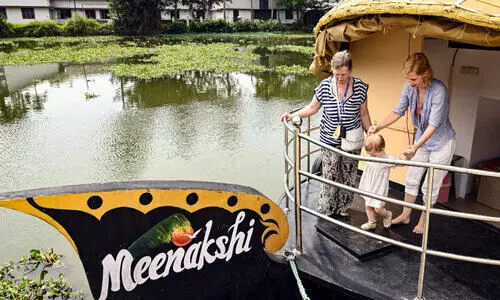 കു​മ​ര​കം സ​ന്ദ​ർ​ശി​ക്കാ​നെ​ത്തി​യ വി​ദേ​ശ വ​നി​ത​ക​ൾ