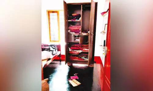 മാ​ള​യി​ൽ മോ​ഷ്ടാ​ക്ക​ൾ ത​ക​ർ​ത്ത അ​ല​മാ​ര