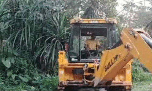 പഞ്ചായത്ത് റോഡ് എക്സ്കവേറ്റർ ഉപയോഗിച്ച് കിളച്ചുമറിച്ചു