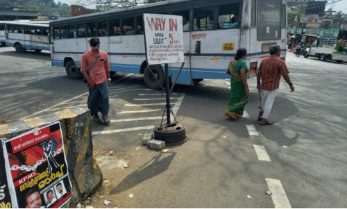 അശാസ്ത്രീയ നിർമാണം;  പുനലൂർ ബസ് ഡിപ്പോക്ക് മുന്നിൽ അപകടം ​െപരുകുന്നു​