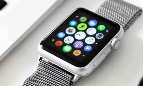 വിമാനത്തിൽ യുവതിക്ക് ശ്വാസതടസ്സം; ആപ്പിൾ വാച്ച് ഉപയോഗിച്ച് ജീവൻ രക്ഷിച്ച് ഡോക്ടർ